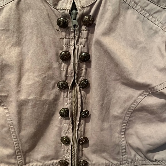 Lightweight fitted cropped Tan Zip-up with brown buttons - Picture 3 of 4